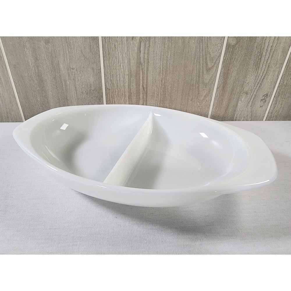 Vtg Pyrex Divided Serving Cassarole Dish 1.5 QT #1063 White Opal Milk Glass Oval